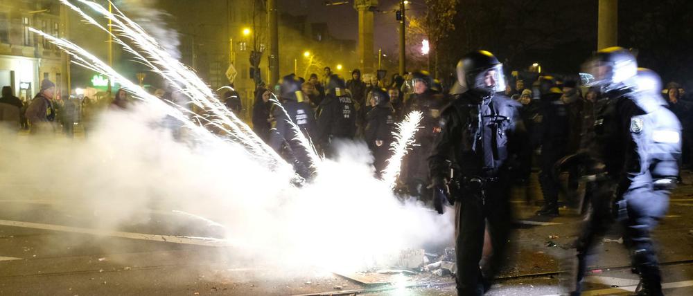 Die Skandalnacht: Polizisten räumen eine Kreuzung im Stadtteil Connewitz.