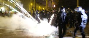 Die Skandalnacht: Polizisten räumen eine Kreuzung im Stadtteil Connewitz.