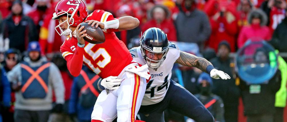 Geniestreich. Patrick Mahomes (l.) besiegte Tennessee zwischenzeitlich im Alleingang.