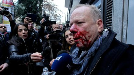 Der verletzte deutsche Journalist Thomas Jacobi steht vor Medienvertretern und gibt ein Interview.