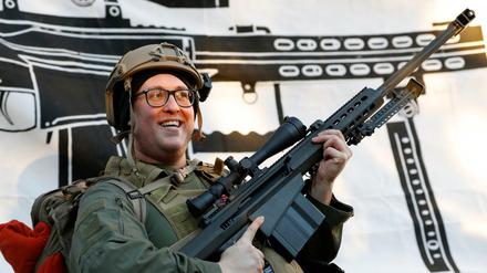 Ein Demonstrant stellt ein Scharfschützengewehr Barrett M82 bei der Kundgebung in Virginia zur Schau.