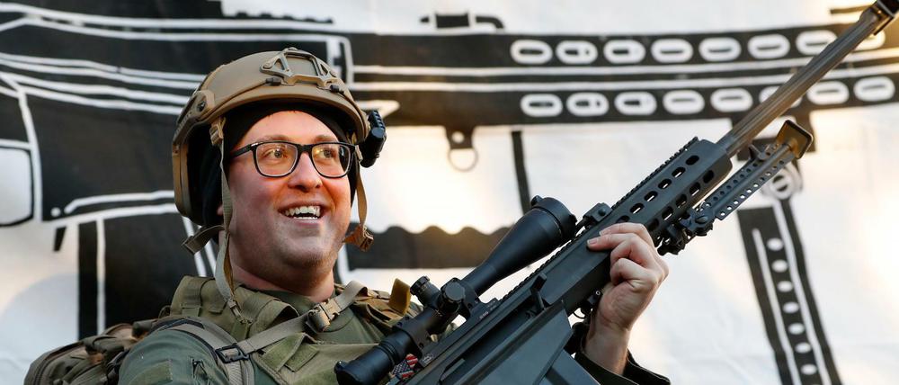 Ein Demonstrant stellt ein Scharfschützengewehr Barrett M82 bei der Kundgebung in Virginia zur Schau.