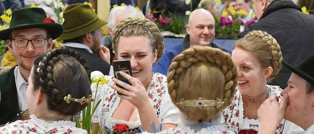 Smartphone und Lederhose. Die Bayern haben verstanden, wie die Grüne Woche funktioniert.