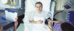 Nach der Operation erleiden manche Patienten Bewusstseins-, Schlaf- und Gedächtnisstörungen, klagen mitunter sogar über Halluzinationen oder fühlen sich verfolgt, bedroht oder niedergeschlagen. Meist geht dieser Zustand vorbei, jedoch nicht immer.