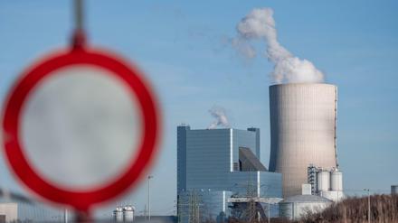 Das Uniper-Kraftwerk Datteln 4 steht hinter einem Verbotsschild. 