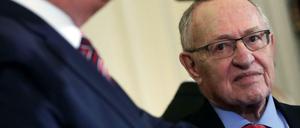 Unterstützt Trump im Impeachment-Verfahren: Professor Alan Dershowitz (r) (Archivbild) 