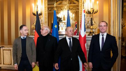 Außenminister Maas (l, SPD) und seine Amtskollegen Jean-Yves Le Drian (3.v.l.) und Dominic Raab (r)