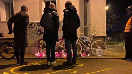 Teilnehmende stehen vor der Denkaltar. Hier eignete sich der Unfall.