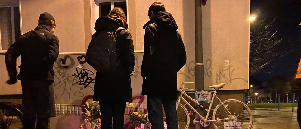 Teilnehmende stehen vor der Denkaltar. Hier eignete sich der Unfall.