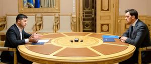 Präsident der Ukraine Selenskyj (l) spricht mit Alexej Gontscharuk, Ministerpräsident der Ukraine. 