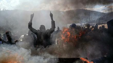 Flüchtlinge und Migranten zünden Mülltonnen an, während sie vor dem Flüchtlingslager Moria protestieren.
