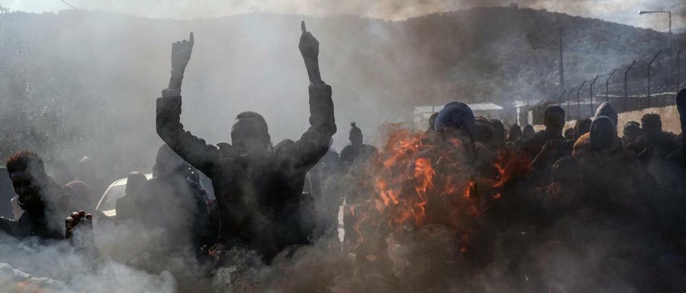 Flüchtlinge und Migranten zünden Mülltonnen an, während sie vor dem Flüchtlingslager Moria protestieren.