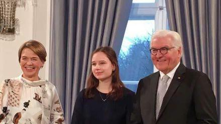 Josephin Wallasch (Mitte) mit dem Bundespräsidenten Frank-Walter Steinmeier (rechts) und seiner Frau Elke Büdenbender (links).