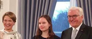 Josephin Wallasch (Mitte) mit dem Bundespräsidenten Frank-Walter Steinmeier (rechts) und seiner Frau Elke Büdenbender (links).