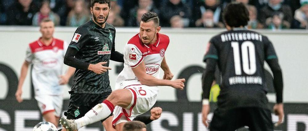 Steven Skrzybski (weißes Trikot) unterlag mit Düsseldorf gegen Bremen. 