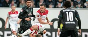 Steven Skrzybski (weißes Trikot) unterlag mit Düsseldorf gegen Bremen. 