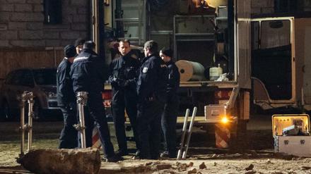 Experten vom Kampfmittelräumdienst bereiten die Entschärfung der deutschen Weltkriegsbombe mit russischem Zünder vor. 
