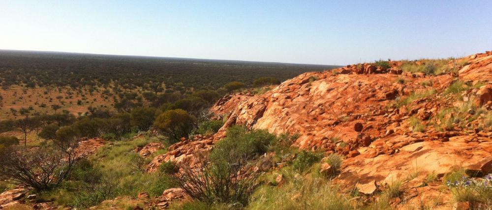 Der Yarrabubba-Einschlagskrater ist zwar fast vollständig verwittert, aber vom Barlangi Rock im zentralen Westen Australiens lässt sich die Region des Aufpralls überblicken.