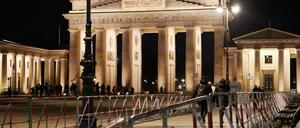 Absperrgitter stehen am Brandenburger Tor. Hier werden bereits Sicherheitsvorkehrungen für die Libyen-Konferenz getroffen. 