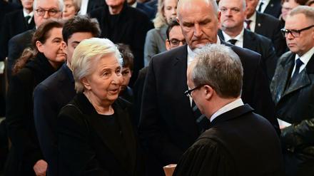 Bei der Gedenkfeier werden die Witwe Ingrid Stolpe und Brandenburgs Ministerpräsident Dietmar Woidke (SPD) begrüßt.