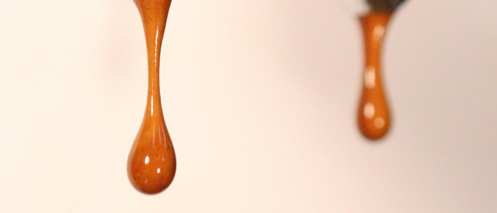 Die Mischung aus Kaffeebohnen, die nicht zu fein gemahlen sind, und der richtigen Menge heißen Wassers, das durch das Pulver gepresst wird, macht einen guten Espresso aus.