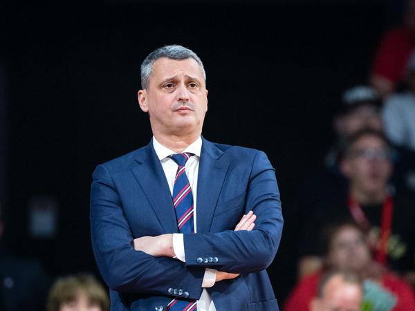 Skeptisch: Trainer Dejan Radonjic konnte die Bayern-Verantwortlichen nicht mehr überzeugen. Anfang Januar musste er deshalb gehen.