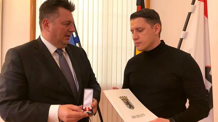 Der Polizist Ferrid Brahmi wurde von Innensenator Geisel mit dem Ehrenzeichen geehrt. 