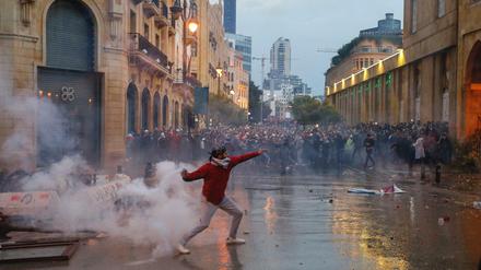 Ein Demonstrant wirft bei Protesten in Beirut einen Tränengaskanister. 