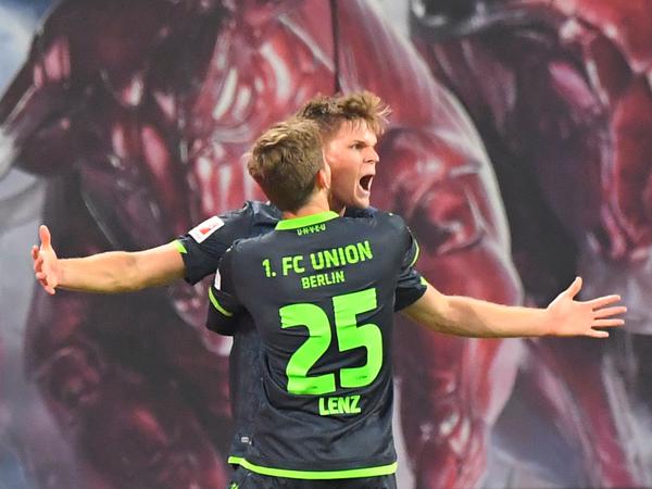 Grund zum Jubeln: Marius Bülter feiert seinen Führungstreffer mit Christopher Lenz.