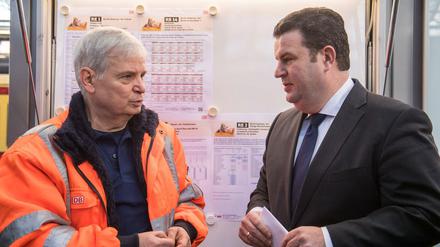 Tilo Szczech (l.) war immer mal wieder arbeitslos, zuletzt sieben Jahre lang. Jetzt erzählt er Arbeitsminister Hubertus Heil (r.) seine Geschichte. 