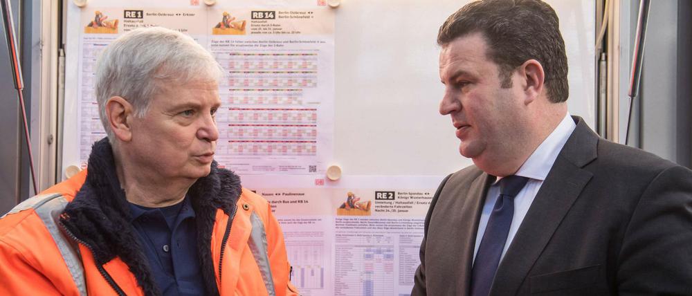 Tilo Szczech (l.) war immer mal wieder arbeitslos, zuletzt sieben Jahre lang. Jetzt erzählt er Arbeitsminister Hubertus Heil (r.) seine Geschichte.