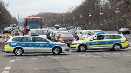 Einsatzwagen der Polizei blockieren am Rande der Libyen-Konferenz die Straße. Der Tag verlief "weitestgehend friedlich", sagte ein Polizeisprecher am Abend.