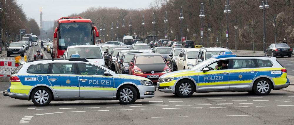 Einsatzwagen der Polizei blockieren am Rande der Libyen-Konferenz die Straße. Der Tag verlief "weitestgehend friedlich", sagte ein Polizeisprecher am Abend.