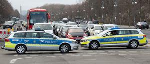 Einsatzwagen der Polizei blockieren am Rande der Libyen-Konferenz die Straße. Der Tag verlief "weitestgehend friedlich", sagte ein Polizeisprecher am Abend.