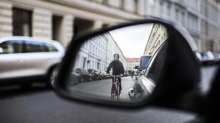Wer ist da hinter mir? Dass Autofahrer in den Rückspiegel schauen, ist für Radfahrer oft lebenswichtig.