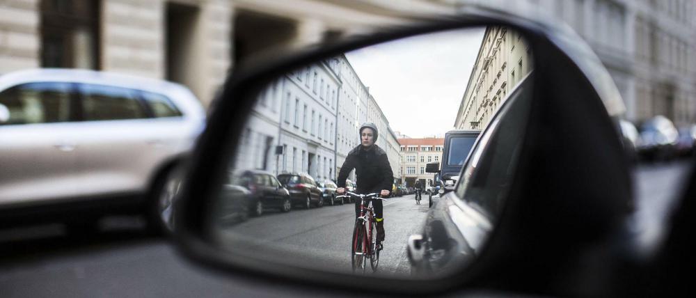 Wer ist da hinter mir? Dass Autofahrer in den Rückspiegel schauen, ist für Radfahrer oft lebenswichtig.