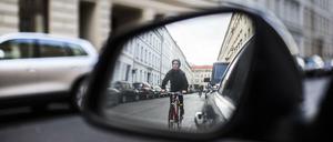 Wer ist da hinter mir? Dass Autofahrer in den Rückspiegel schauen, ist für Radfahrer oft lebenswichtig.