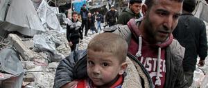 Menschen bringen sich in der Provinz Idlib in Syrien in Sicherheit.