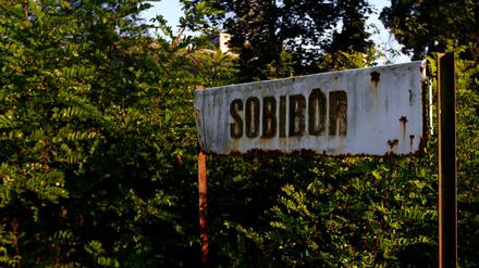 Ein verrostetes Straßenschild in der Nähe des ehemaligen Vernichtungslagers weist auf den Ort Sobibor hin.