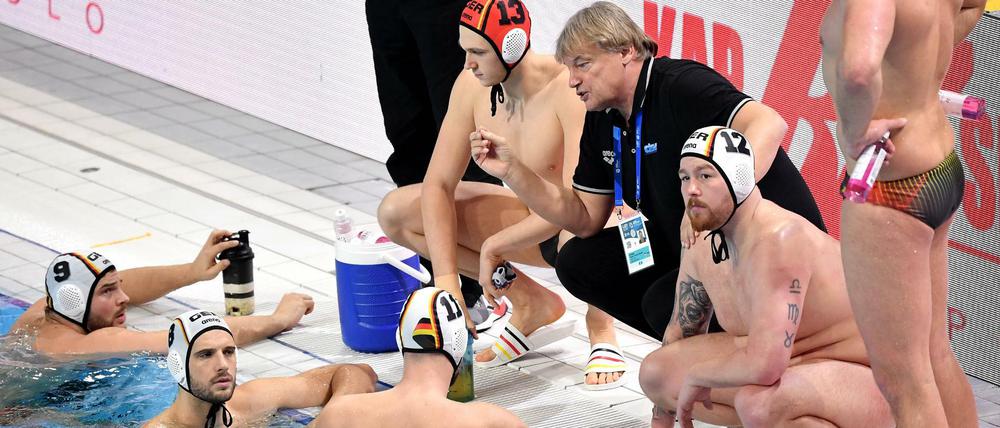 Bundestrainer Hagen Stamm (schwarzes T-Shirt) und sein Team gehen in die Platzierungsrunde.