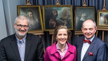 Stefan Simon (links), Direktor des Rathgen-Forschungslabors, Friederike Gräfin von Brühl (2. v.l.), Knut Kreuch, Oberbürgermeister von Gotha (Thüringen) (3.v.l.)