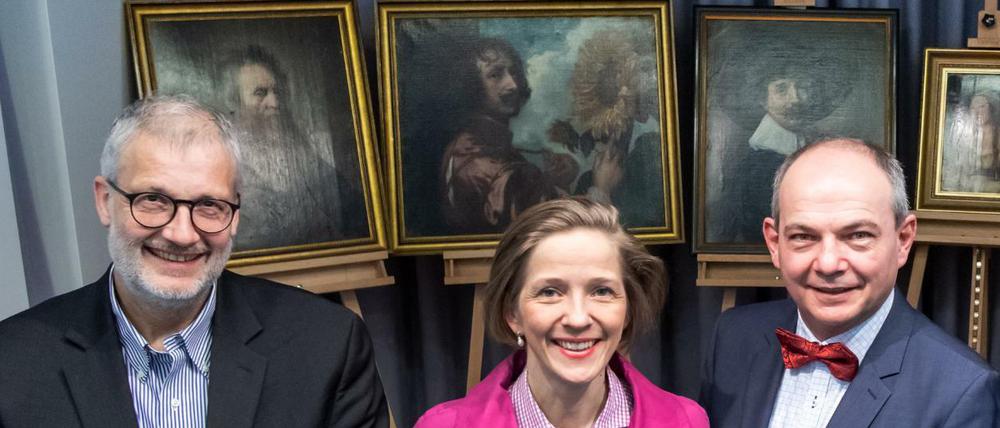 Stefan Simon (links), Direktor des Rathgen-Forschungslabors, Friederike Gräfin von Brühl (2. v.l.), Knut Kreuch, Oberbürgermeister von Gotha (Thüringen) (3.v.l.)