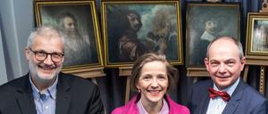 Stefan Simon (links), Direktor des Rathgen-Forschungslabors, Friederike Gräfin von Brühl (2. v.l.), Knut Kreuch, Oberbürgermeister von Gotha (Thüringen) (3.v.l.)