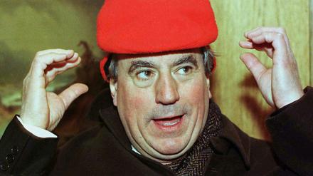 Mit Damenhut. Terry Jones hat in der BBC-Serie "Monty Python's Flying Circus" gern die Ladies gespielt - und Regie bei den Kinofilmen der geführt.