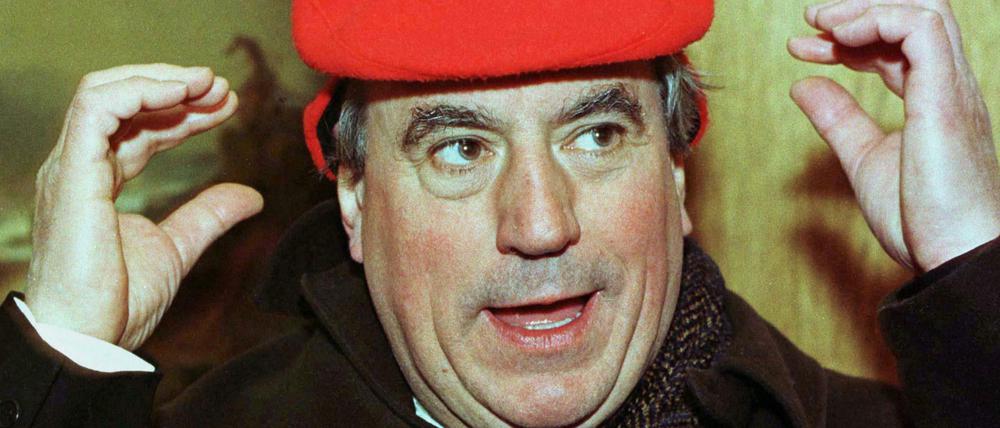 Mit Damenhut. Terry Jones hat in der BBC-Serie "Monty Python's Flying Circus" gern die Ladies gespielt - und Regie bei den Kinofilmen der geführt.