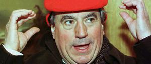Mit Damenhut. Terry Jones hat in der BBC-Serie "Monty Python's Flying Circus" gern die Ladies gespielt - und Regie bei den Kinofilmen der geführt.
