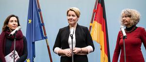 Familienministerin Franziska Giffey (SPD) präsentiert Studienergebnissen zur Ganztagsbetreuung zusammen mit Katharina Wrohlich (l .) und Katharina Spieß (beide DIW).