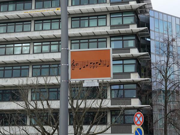 Ein Schild am Bayerischen Platz erinnert an die Judenverfolgung.