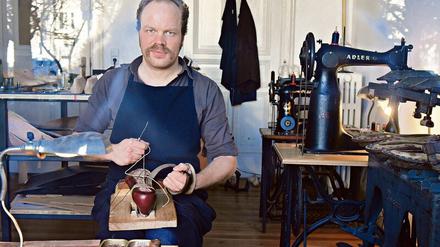 Echte Handarbeit. Korbinian Ludwig Heß in seiner Werkstatt am Hohenzollerndamm. 