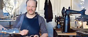 Echte Handarbeit. Korbinian Ludwig Heß in seiner Werkstatt am Hohenzollerndamm. 